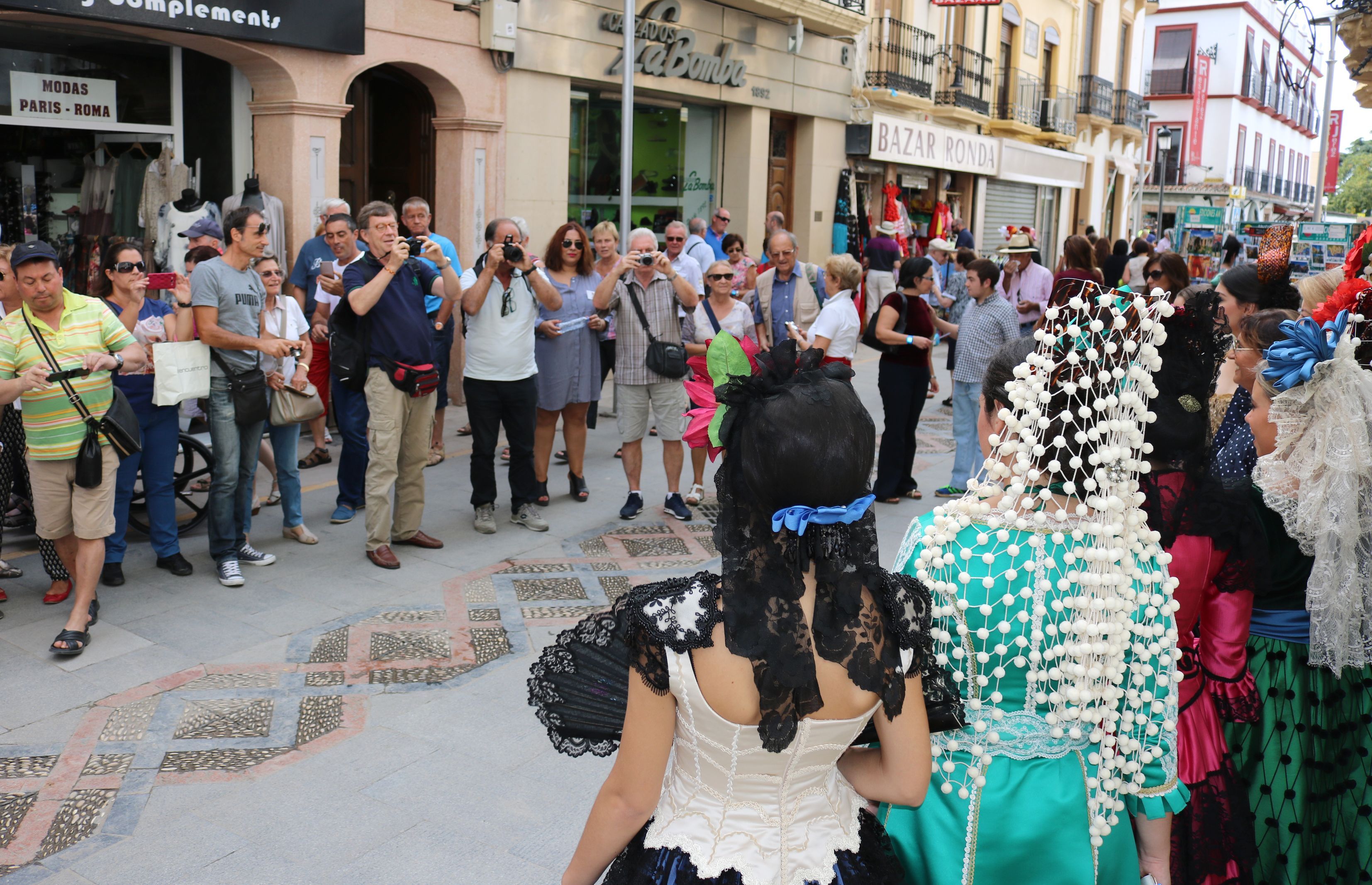 Las Damas Goyescas repartirán flores a los visitantes en el Día Mundial del Turismo.