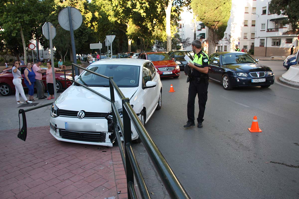 Un turismo se empotró con la valla de protección del colegio Miguel de Cervanes tras colisionar con otro coche.