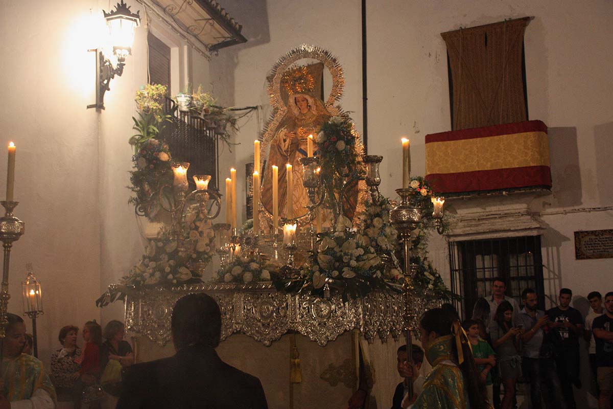 Estampa única de devoción en el arranque del otoño en Ronda con la Aurora en las calles.
