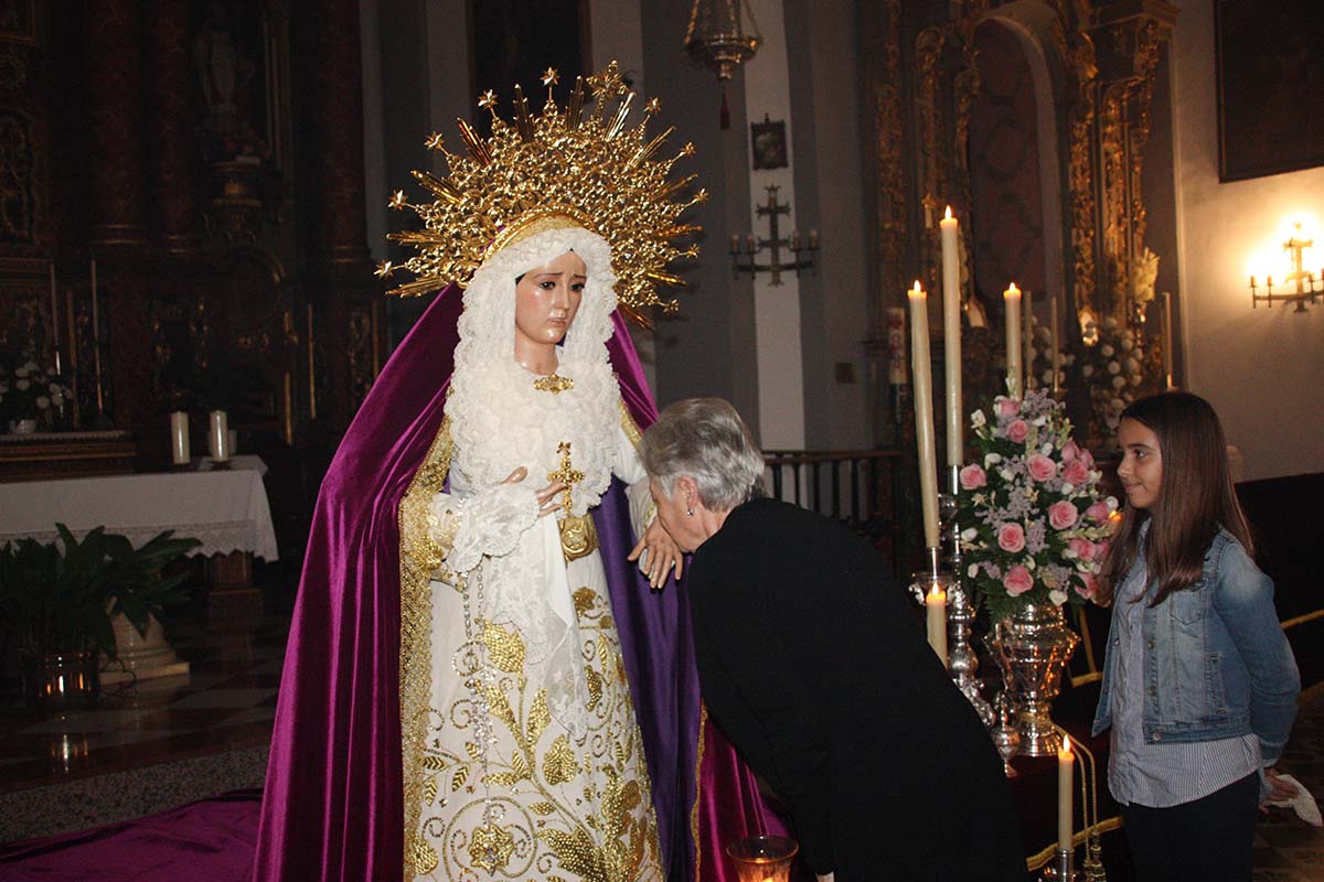 Numerosos hermanos y fieles han besado las manos de la imagen de la Virgen.
