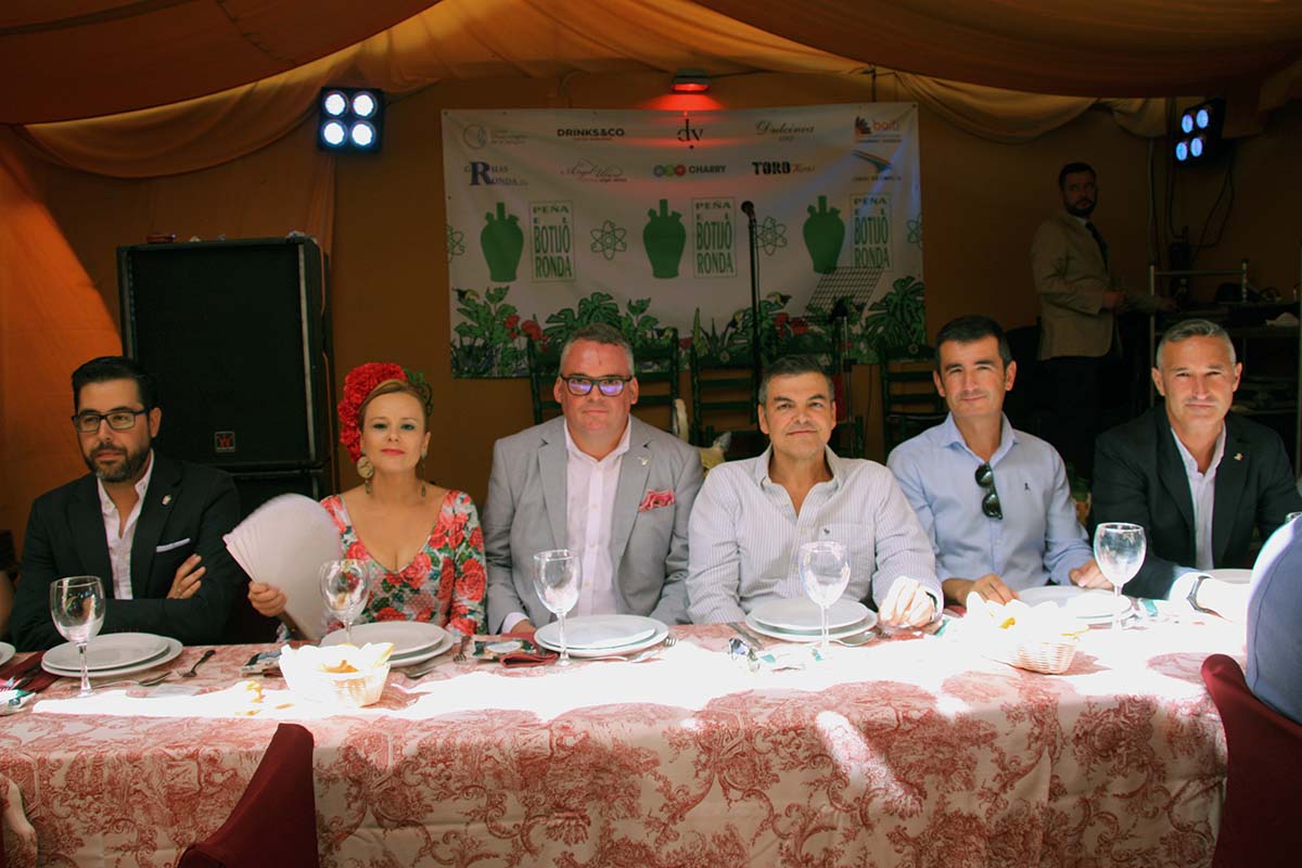 Responsables de la peña, la concejal de Fiestas y mandos del Tercio de la Legión en el almuerzo del Botijo.
