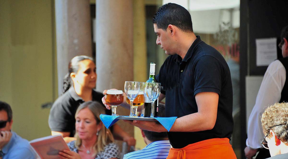 Una vez más el sector servicios es el que más empleo generó en Ronda en agosto.