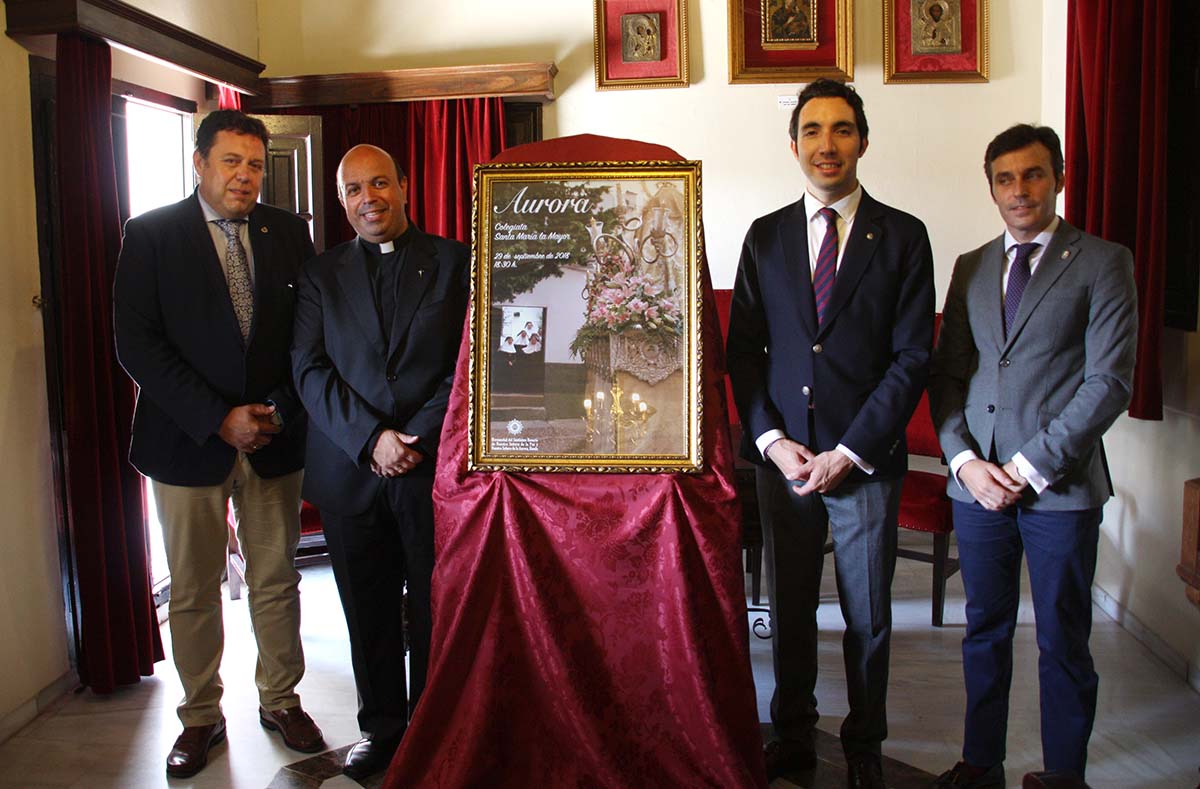 El consiliario junto a responsables de las hermandades rondeñas en la presentación del cartel.