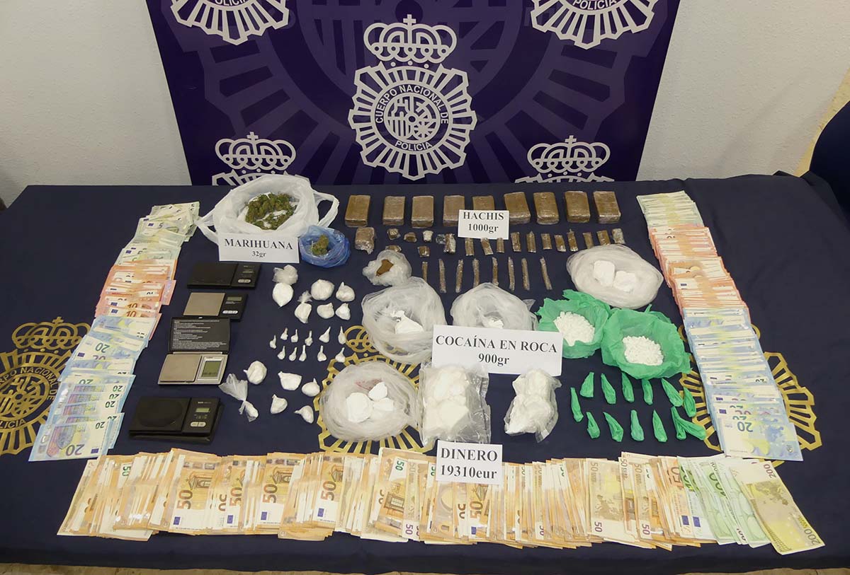La droga, el dinero y los efectos incautado durante el operativo policial.