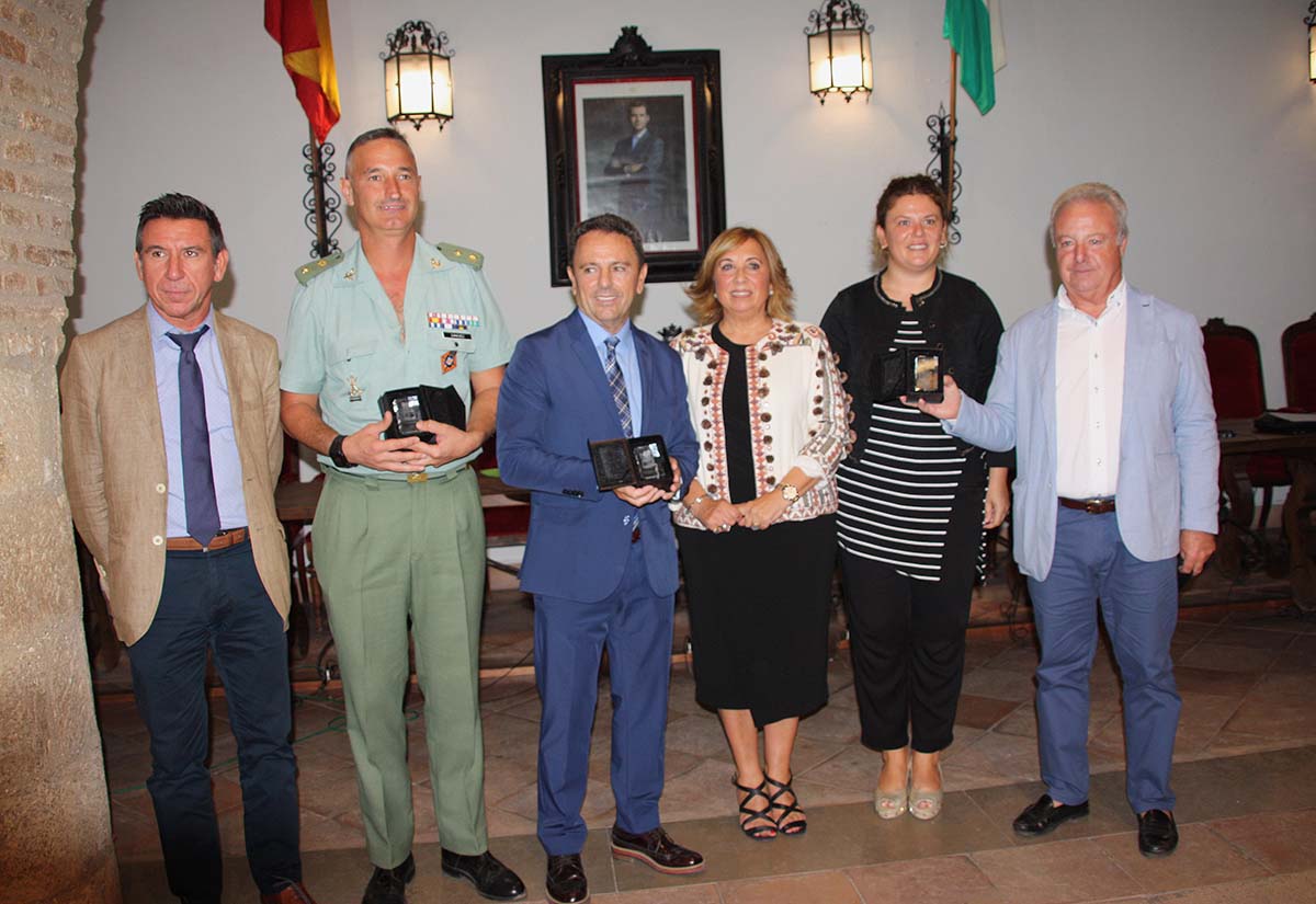 La alcaldesa junto a responsables de AROAL y los homenajeados.