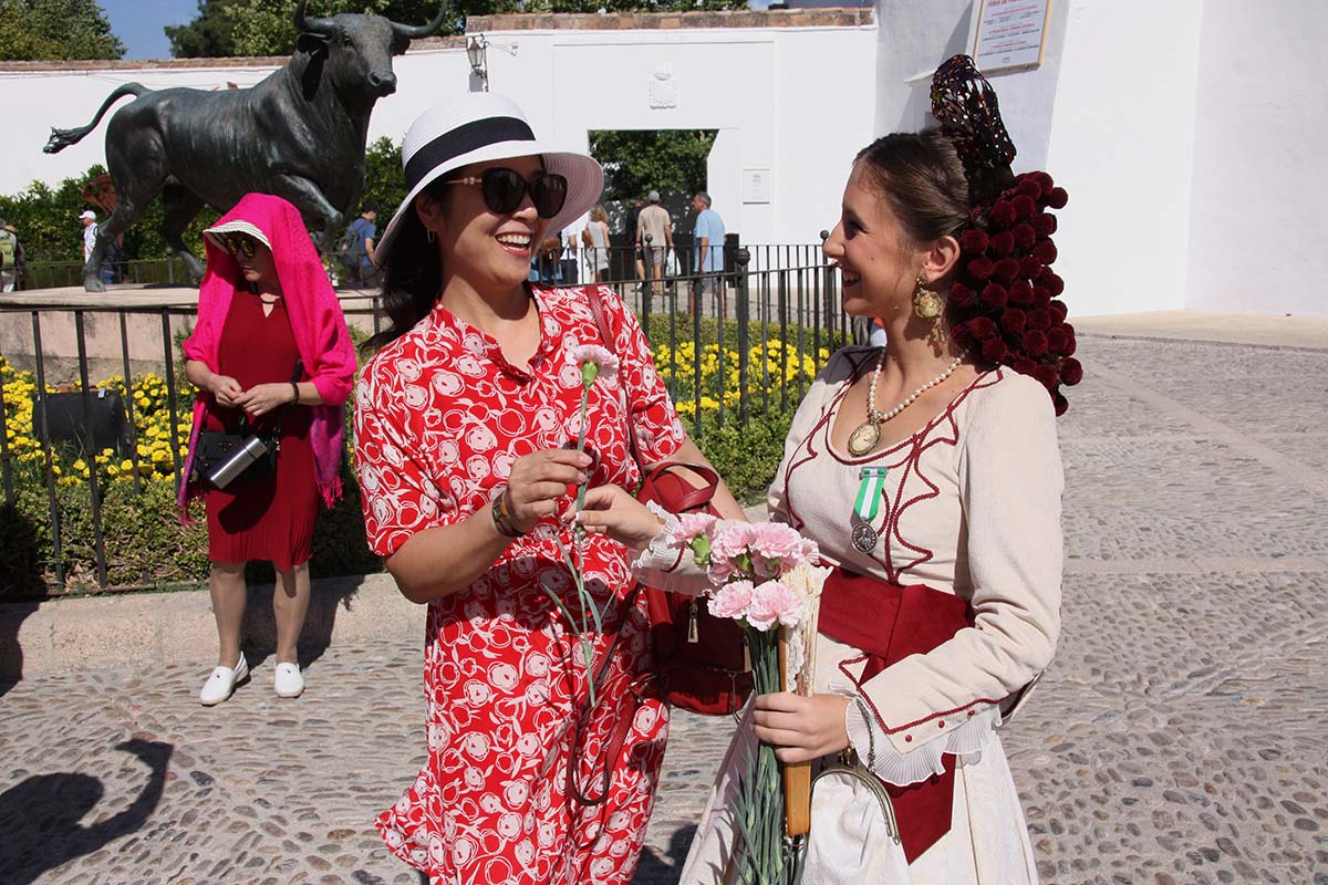Las Damas Goyescas dan todos los años la bienvenida a los turistas con un clavel.