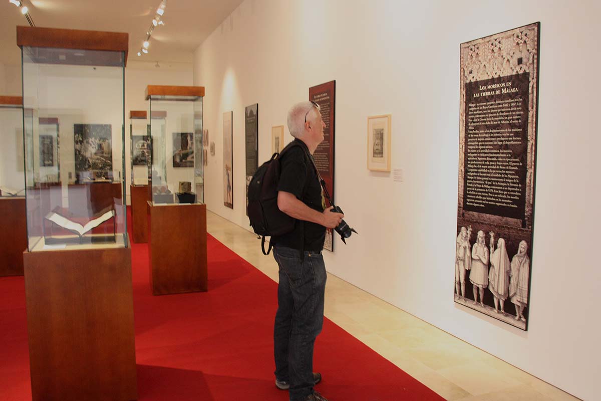 Un turista contempla la exposición histórica situada en Santo Domingo.