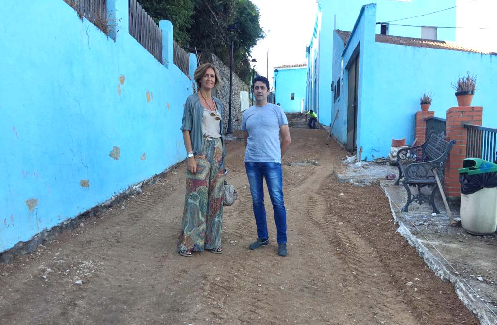 La diputada provincial junto al alcalde de la aldea azul de la Serranía de Ronda.