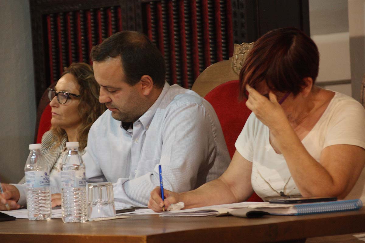 El líder de IU ha protagonizado todo un ridículo en el Pleno tras verse obligado a rectificar sus acusaciones del caso Acinipo.