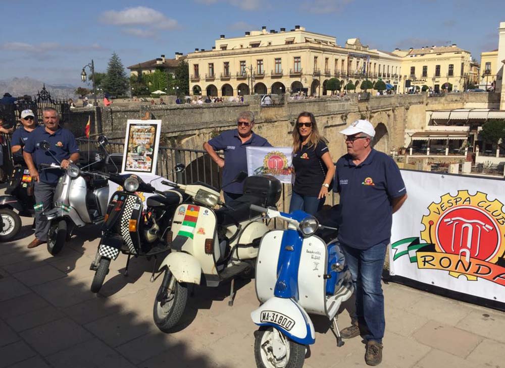 Responsables del Vespa Club Ronda en la presentación del evento motero.