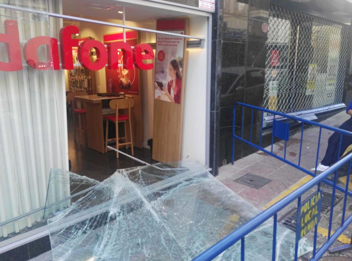 Unos ladrones destrozan una de las lunas de un establecimiento de telefonía del centro y se llevan numerosos móviles