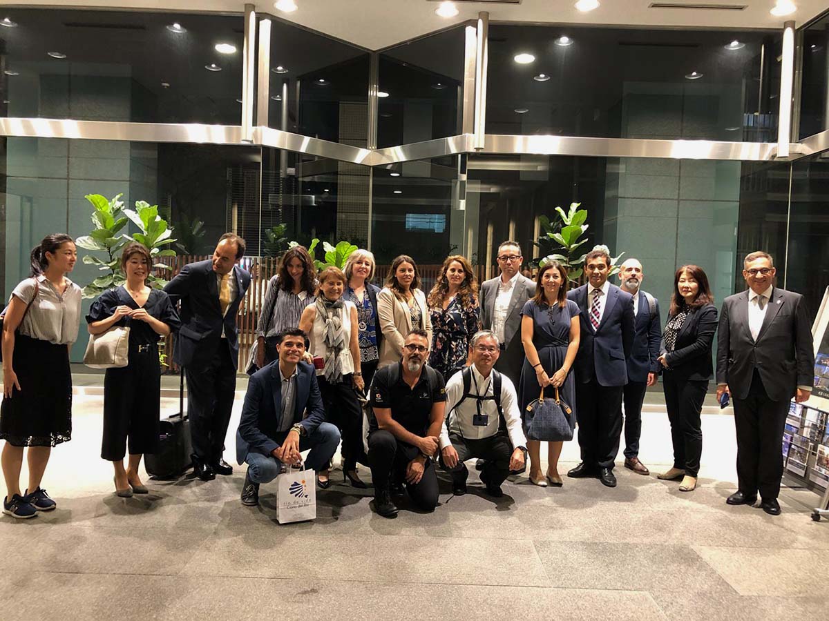 Representantes de la expedición rondeña en Japón con otros miembros participantes.