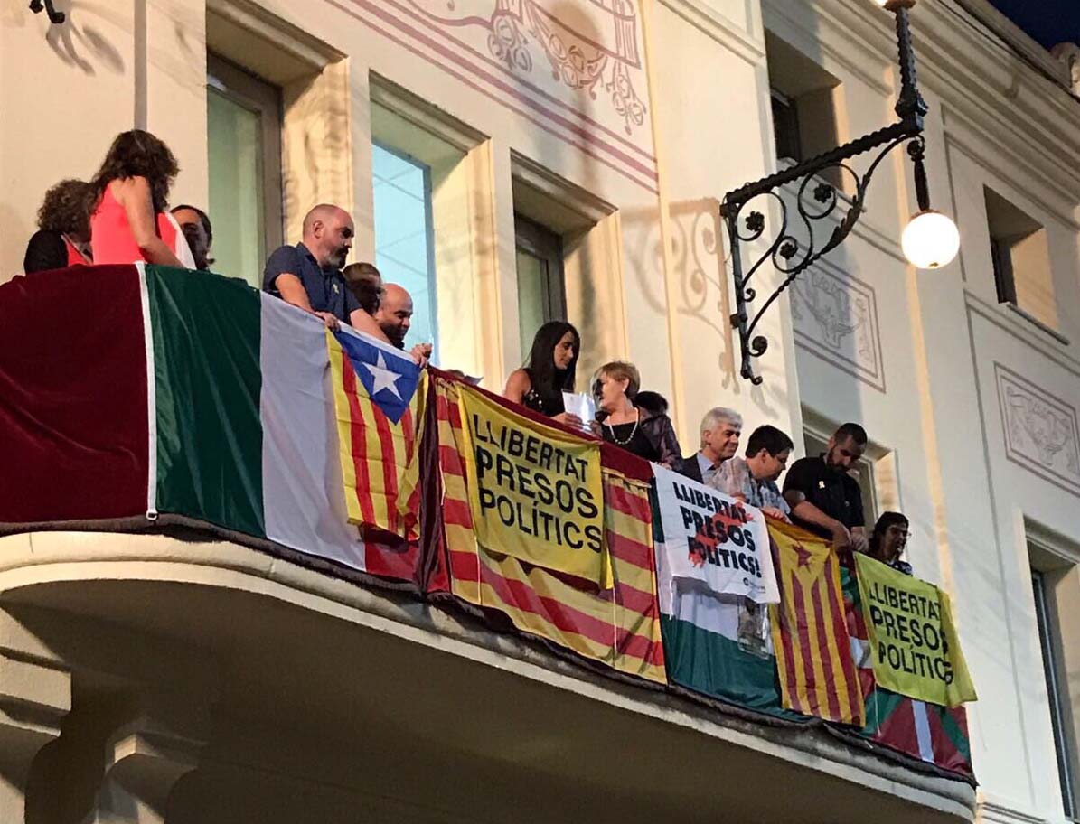 Momento en el que la alcaldesa de Cañete ofrece el pregón desde el balcón repleto de proclamas independentistas.