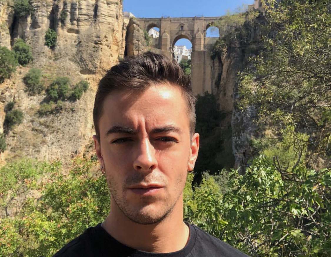 Víctor Malmero en una de las imágenes más fotografiadas del Arco del Cristo con el Tajo de Fondo.