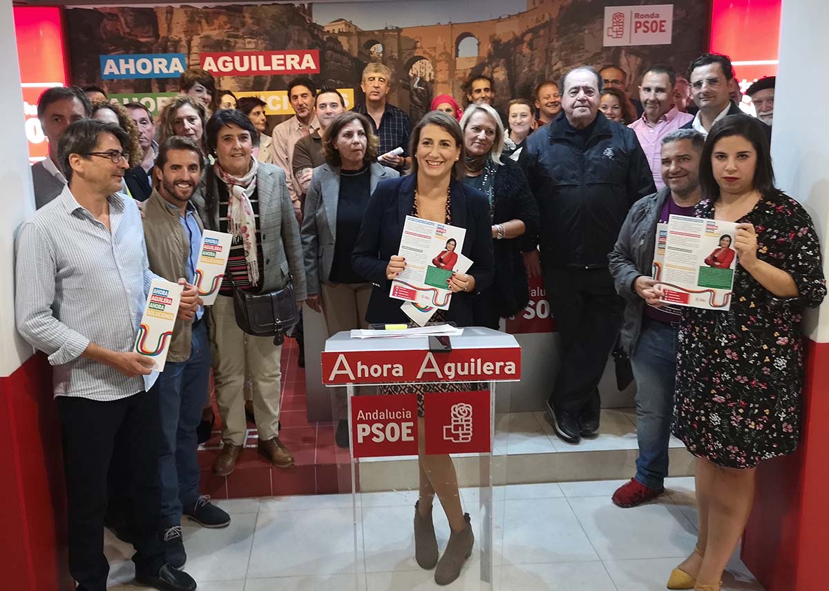 Aguilera da el pistoletazo de salida a la precampaña de las elecciones locales arropada por sus colaboradores y por la ejecutiva provincial del PSOE
