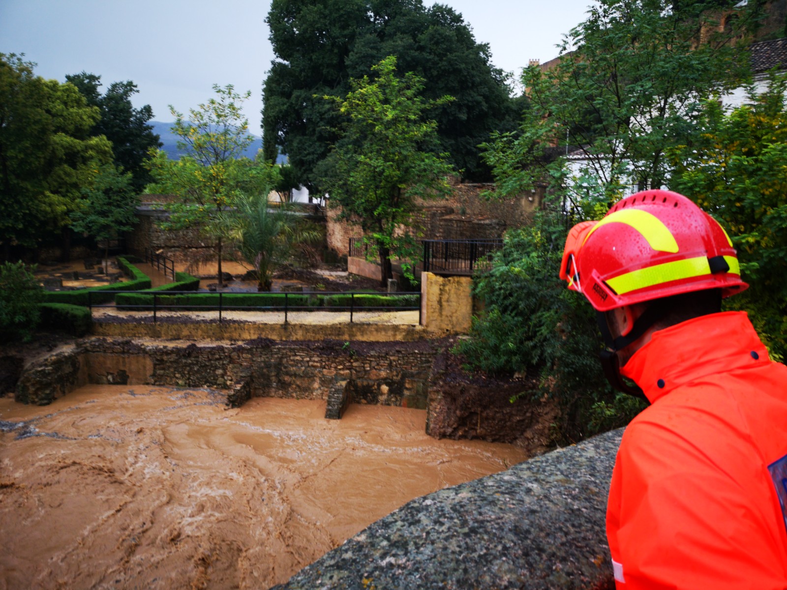 Los efectivos del dispositivo de emergencias han realizado más de 70 salidas como consecuencia de los daños provocados por la gota fría en Ronda