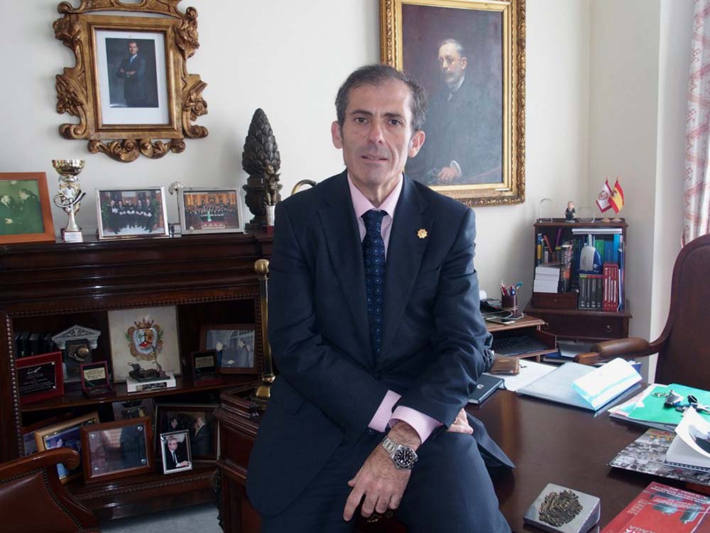 El decano del Colegio de Abogados de Málaga en su despacho. Foto UPM.