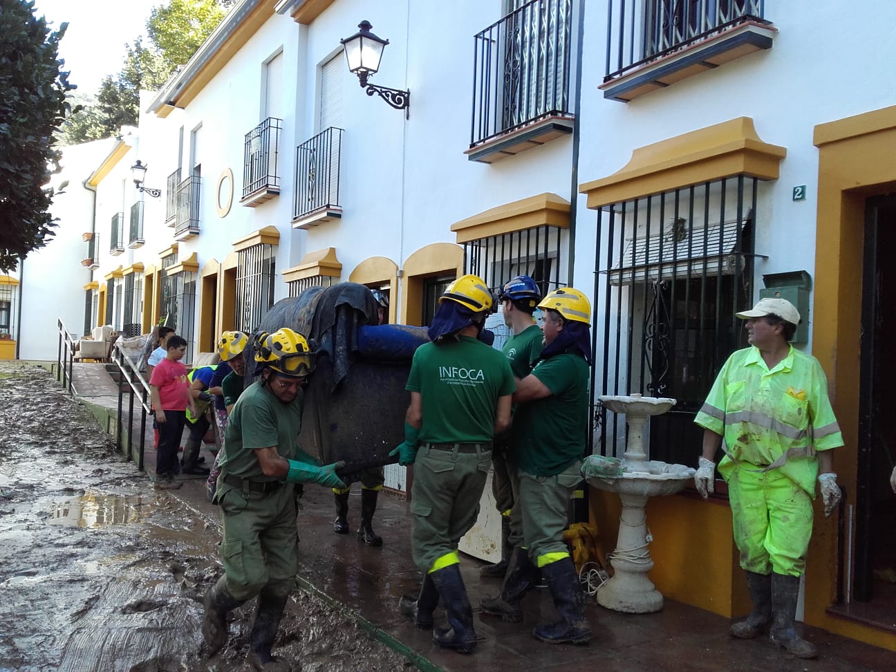 Los efectivos del Plan Infoca se han empleado a fondo en Jimera de Líbar, entre otras poblaciones.