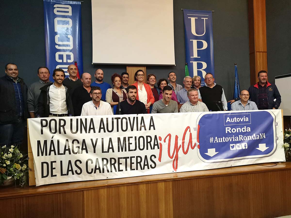 Miembros de la plataforma por la autovía junto con alcaldes y concejales de la comarca natural de Ronda.