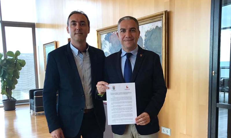 El alcalde de Jubrique junto al presidente de la Diputación de Málaga.