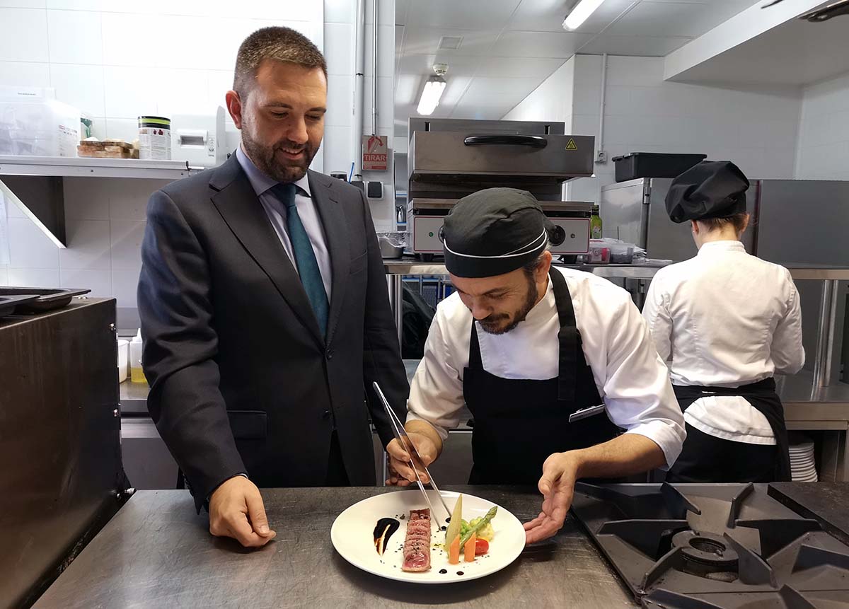 Javier González, director del hotel, junto a Javier Oviedo, cocinero, durante la elaboración de un plato del Restaurante Azahar el Hotel Victoria.
