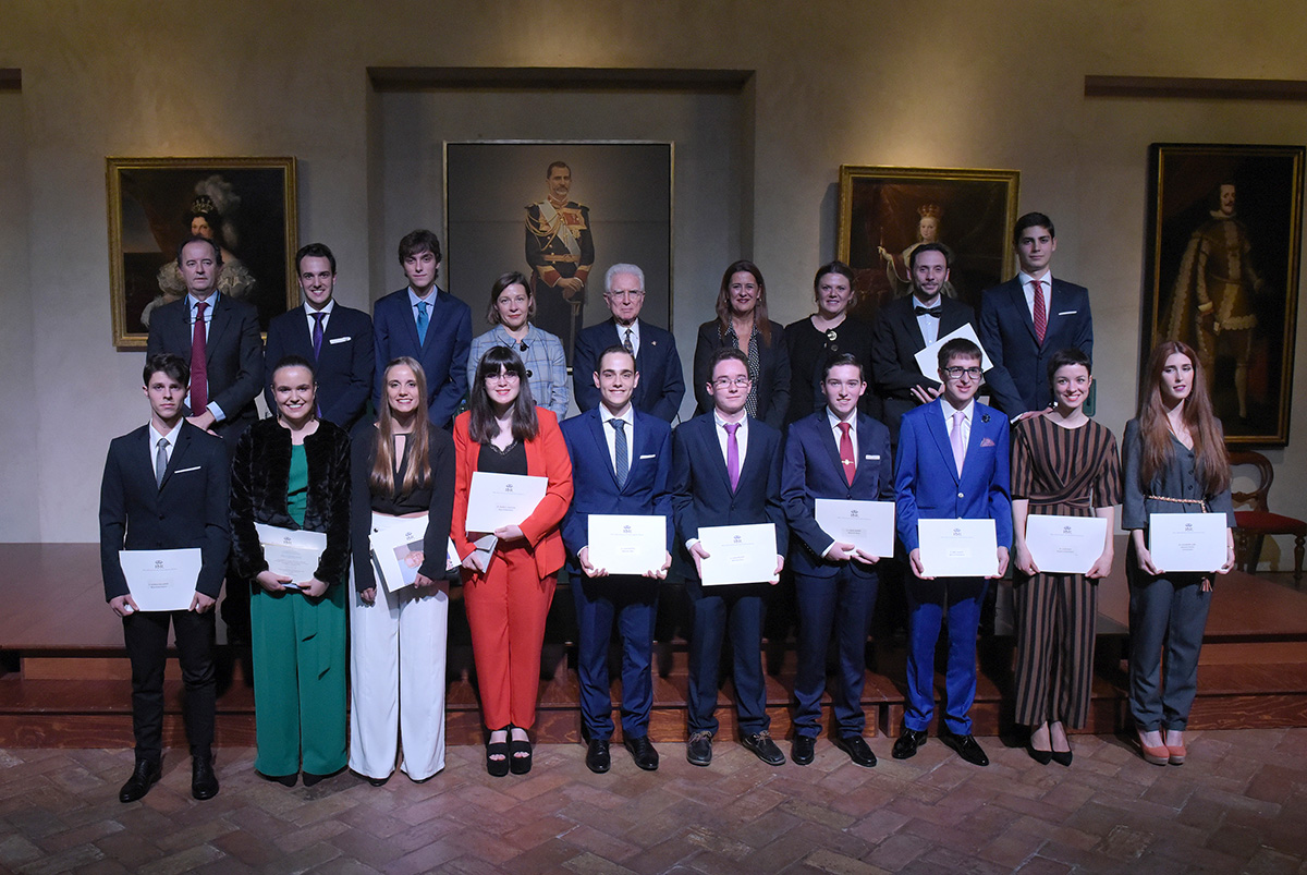 Los alumnos premiados por la Maestranza por tener los mejores expedientes académicos.