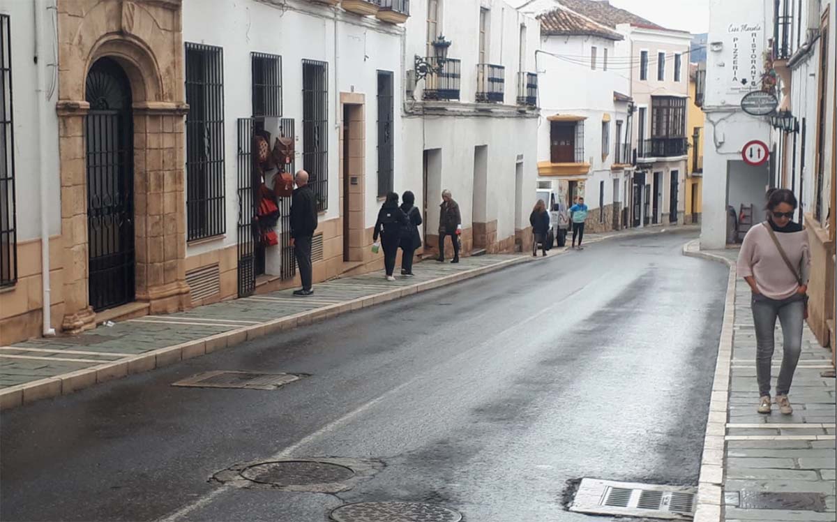 El estrechamiento de la calle Armiñán provoca importantes retenciones de tráfico a diario.