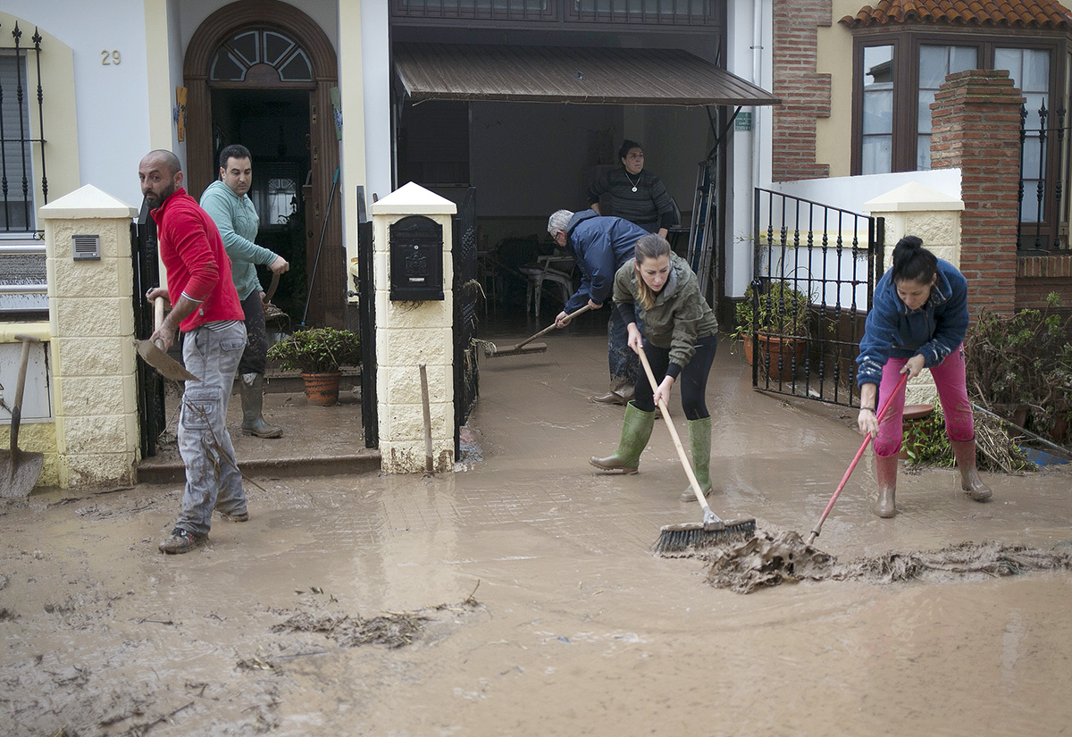 Vecinos de Campillos aún siguen retirando lodo y agua de sus viviendas.