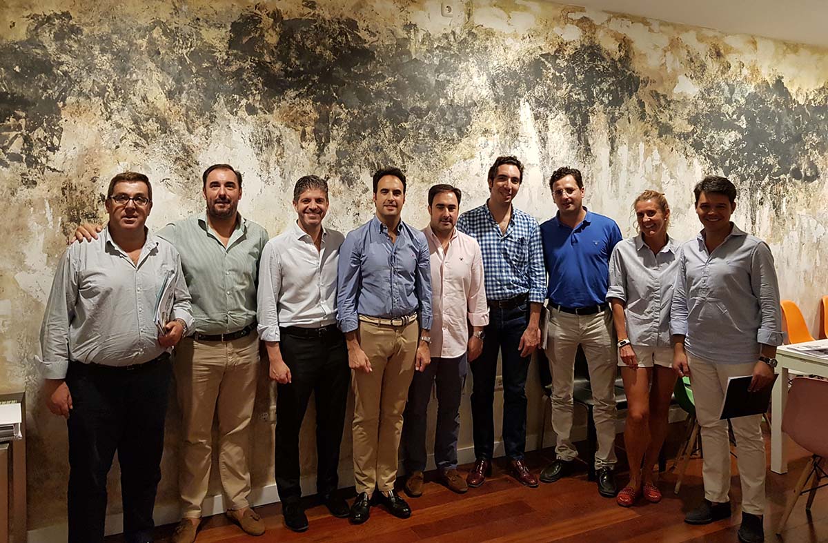El presidente y la nueva Junta Directiva de la peña El Catite.