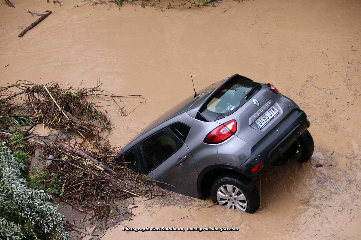 Uno de los coches arrastrados por la crecida del Guadiaro en Jimera de Líbar. Foto Karl Smallman.