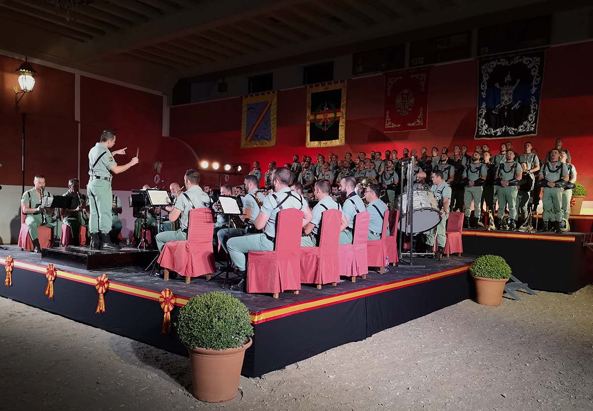 La Unidad de Música, la Banda de Guerra y el Coro de la Legión han ofrecido la velada musical en la Maestranza.