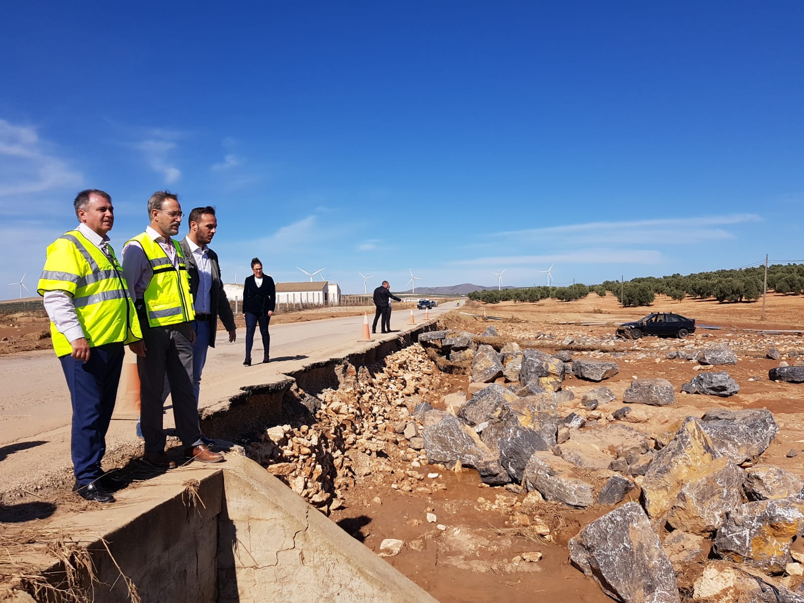 El consejero con otros cargos de Fomento han visitado hoy algunas de las carreteras afectadas.