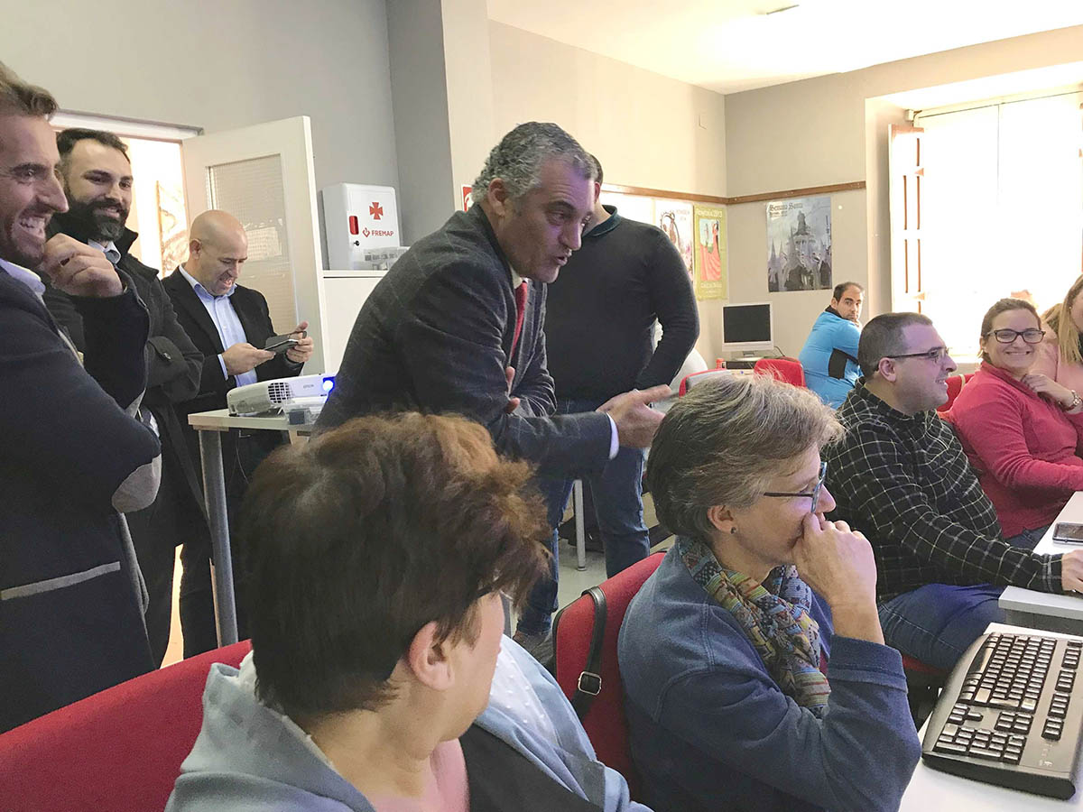 El consejero de Empleo durante la visita al centro Guadalinfo de Arriate.