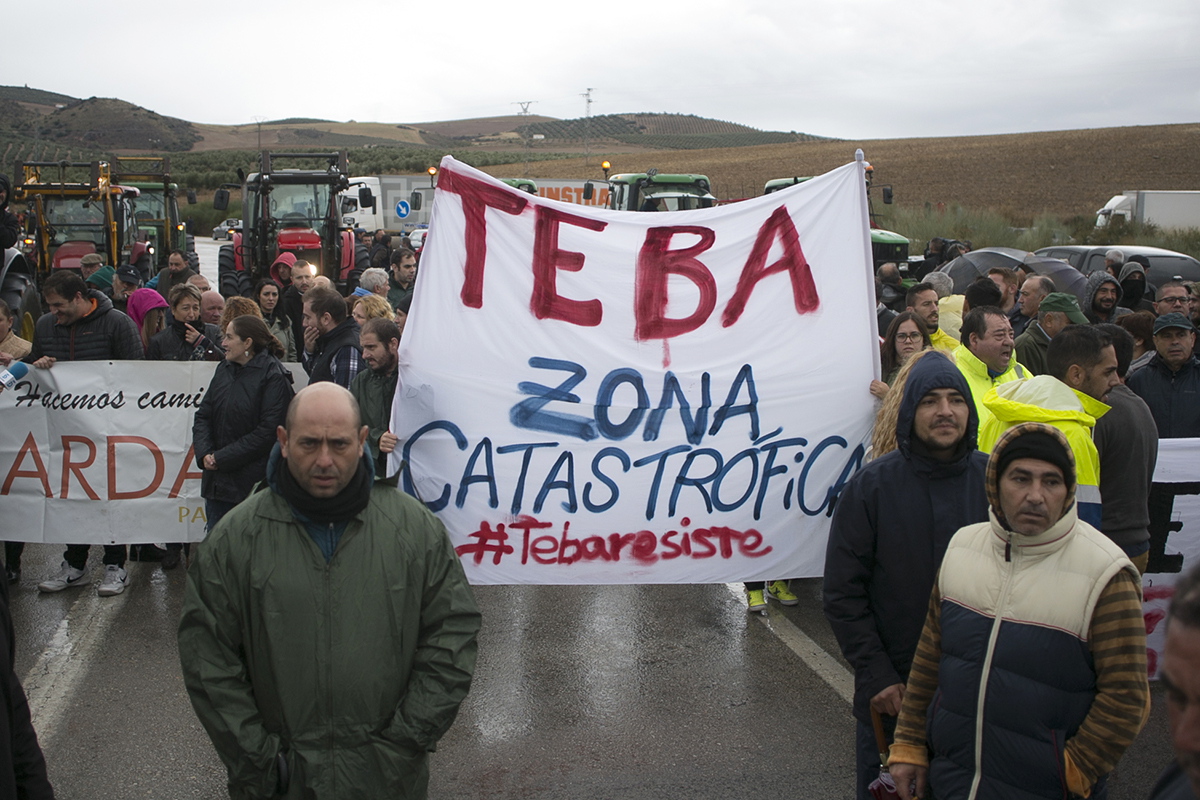 Vecinos de varias poblaciones y agricultores con tractores han cortado la carretera Ronda-Málaga.