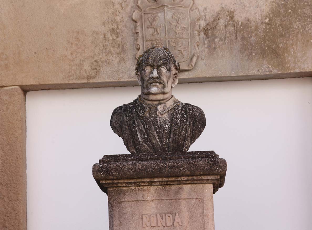 Monumento a Vicente Espinel situado junto a la Casa del Gigante.