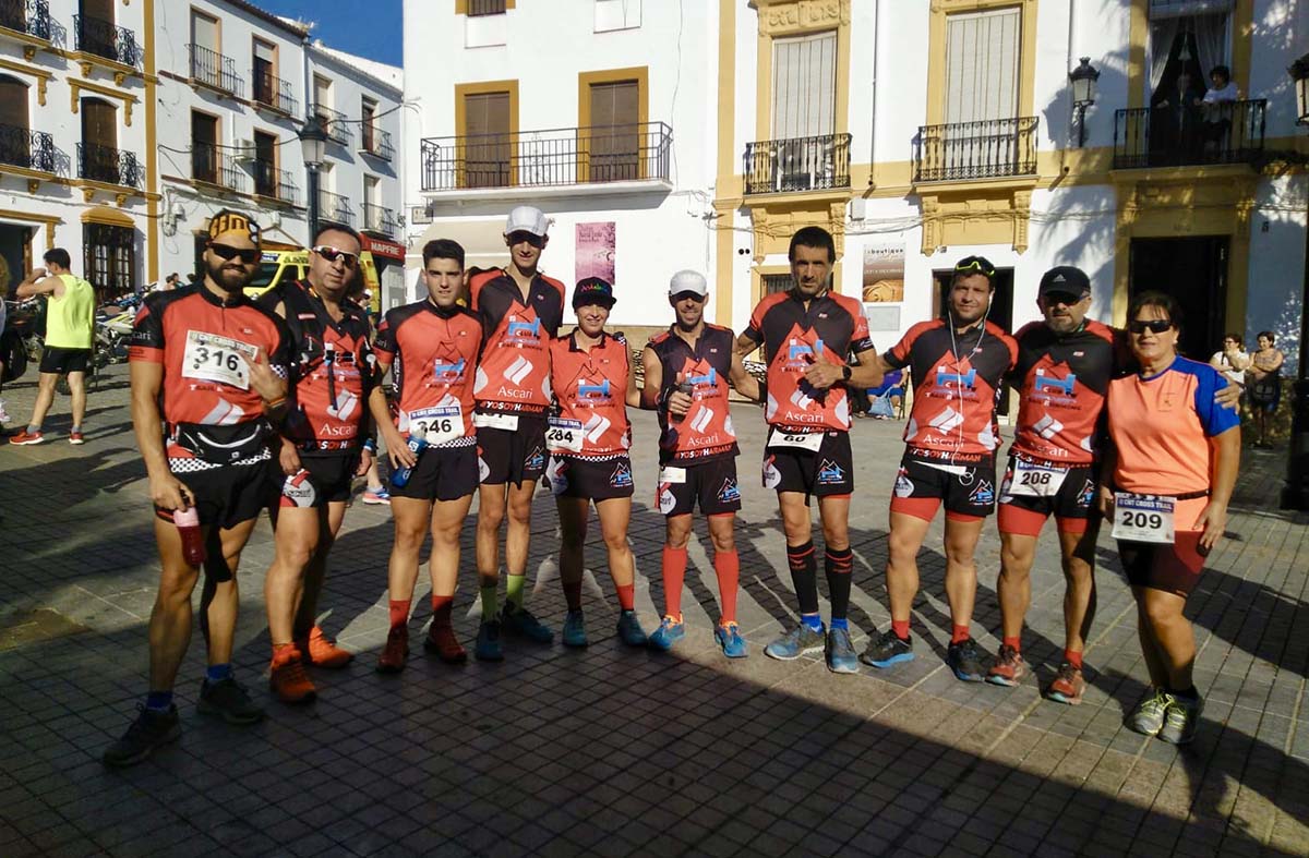 Los corredores rondeños en la salida de la prueba de Cañete la Real.