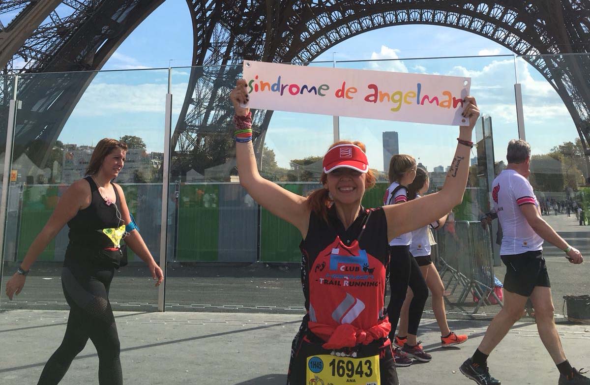 La corredora rondeña bajo la torre Torre Eiffel tras la prueba.