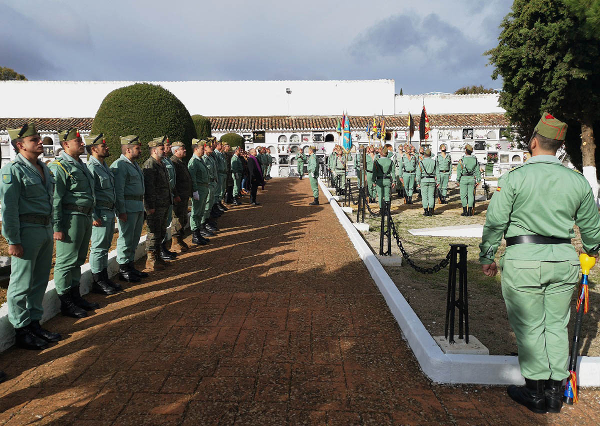 Formación militar en el recinto de los caídos por la Patria en el Cementerio de San Lorenzo.