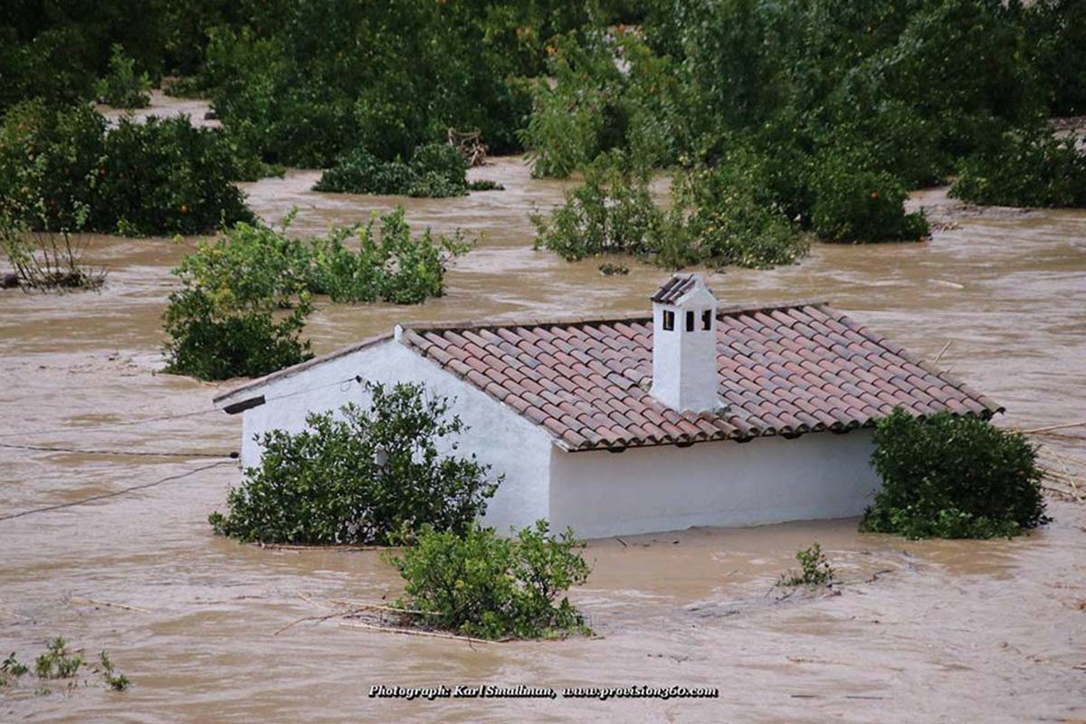 La gota fría ha provocado numerosas inundaciones en la comarca, como en Jimera de Líbar. Foto Karl Smallman.