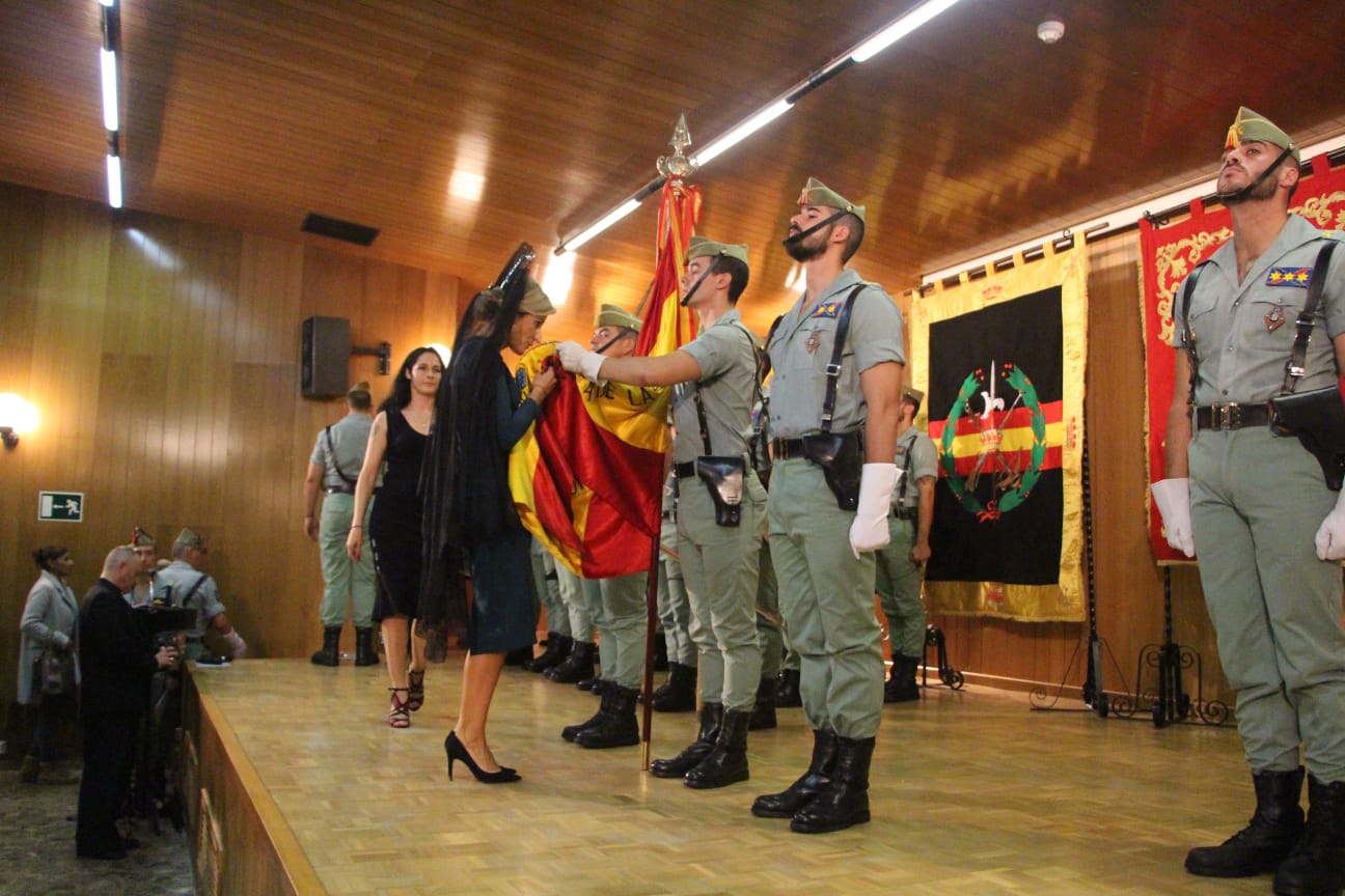 La jura de bandera se pudo realizar en el cuartel de la Legión a pesar de la gota fía que azotó la comarca.
