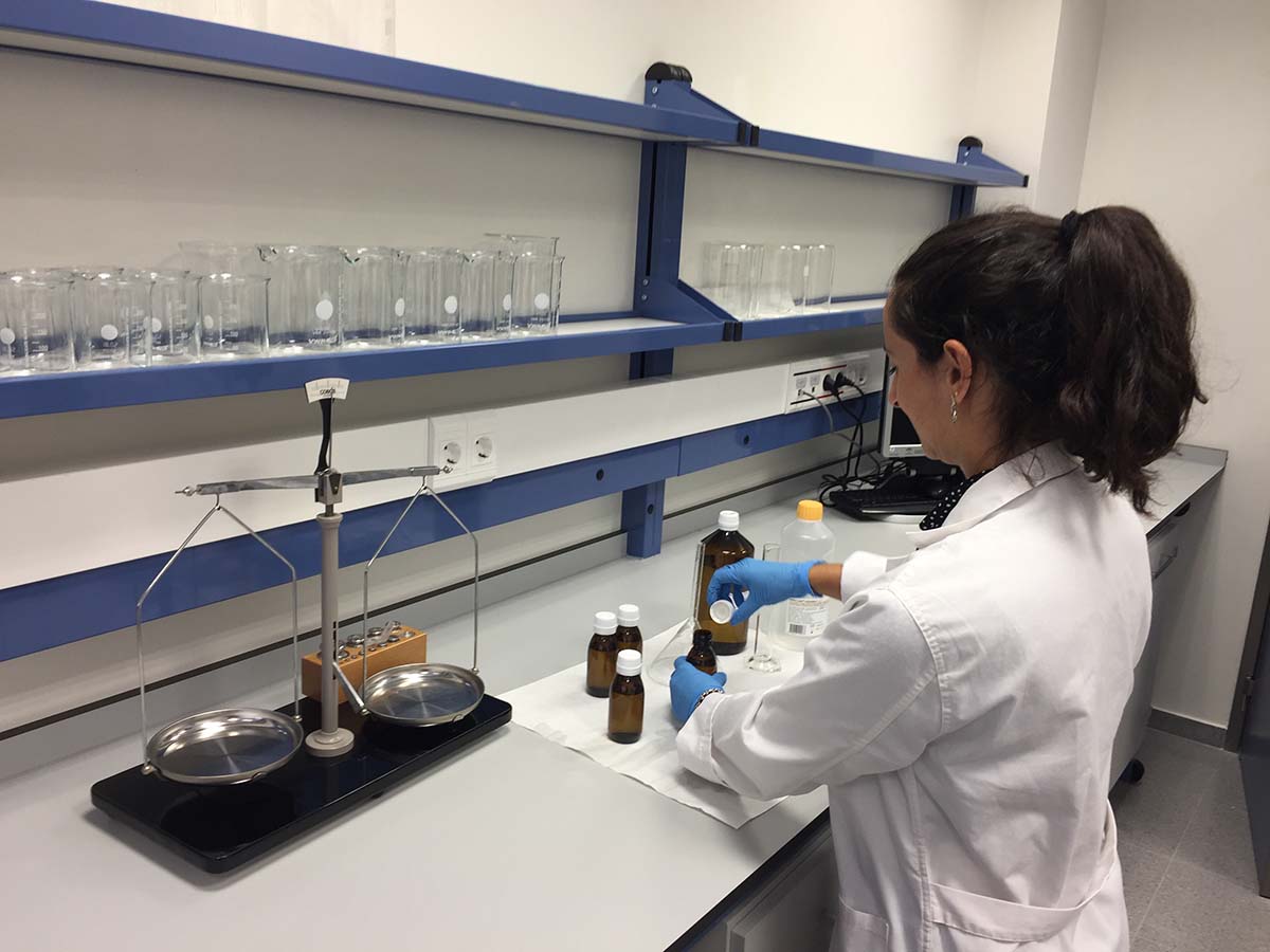 Una profesional sanitaria en las instalaciones del Laboratorio del Hospital.