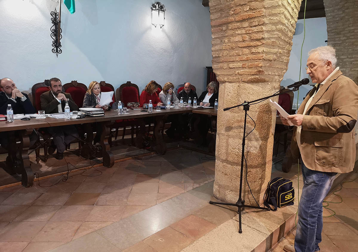 El representante vecinal de La Planilla dirigiéndose en el Pleno al concejal de Urbanismo.