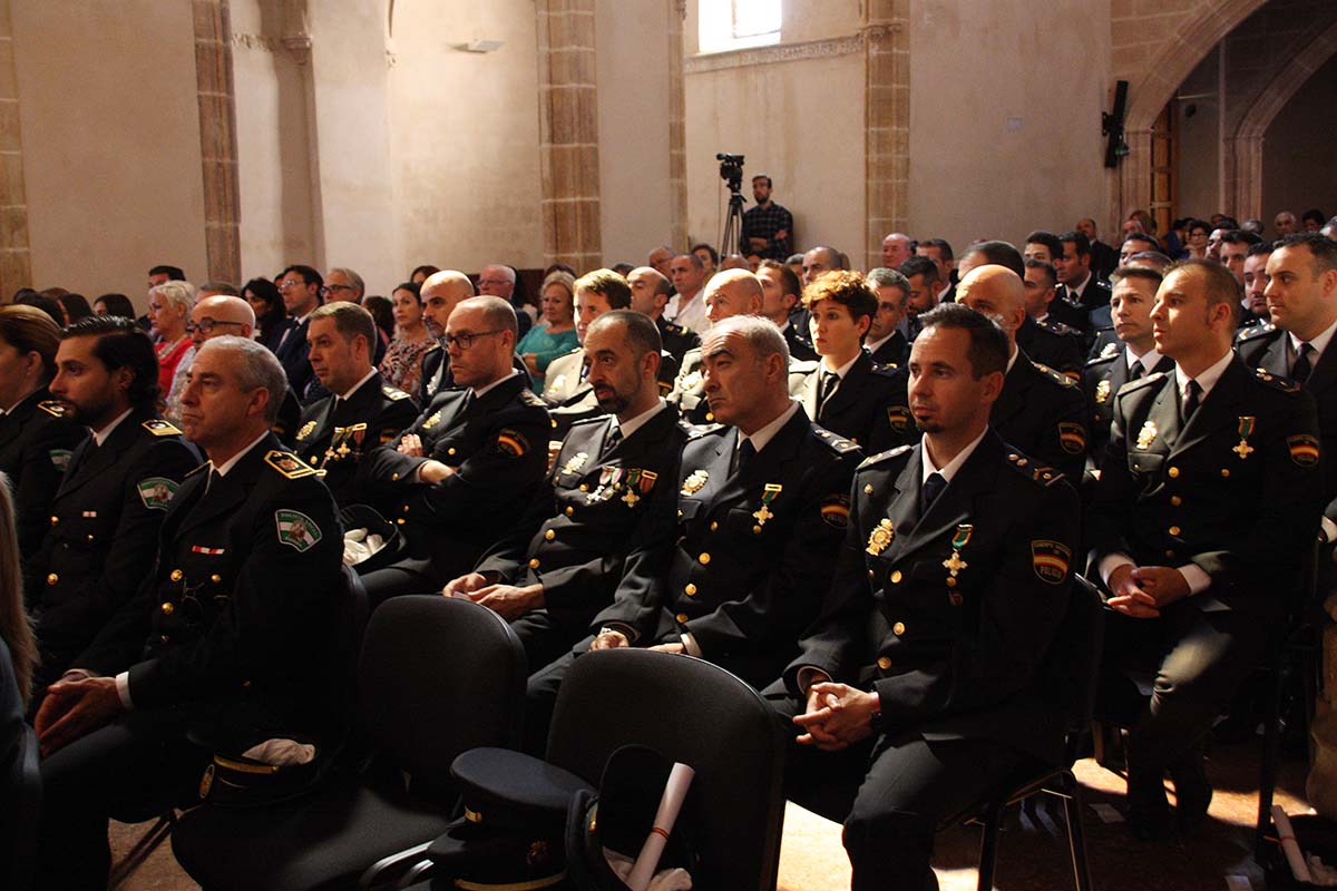 Numerosas personas han asistido a este acto institucional de la Policía Nacional.