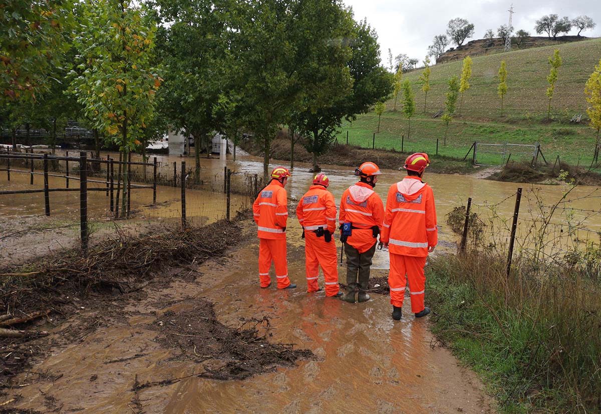 Voluntarios de Protección Civil vigilando la crecida del arroyo de las Culebras el pasado domingo.