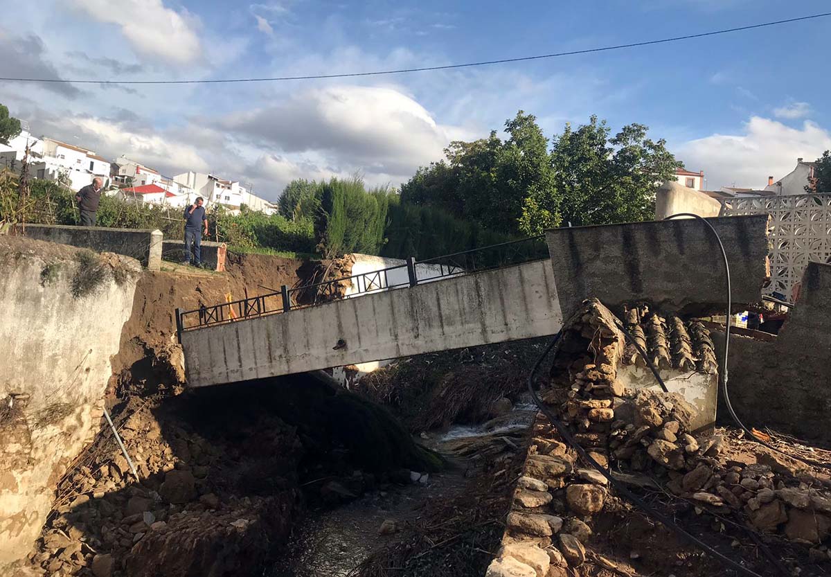 El puente se ha desplomado pasadas las 15.30 horas de esta tarde.