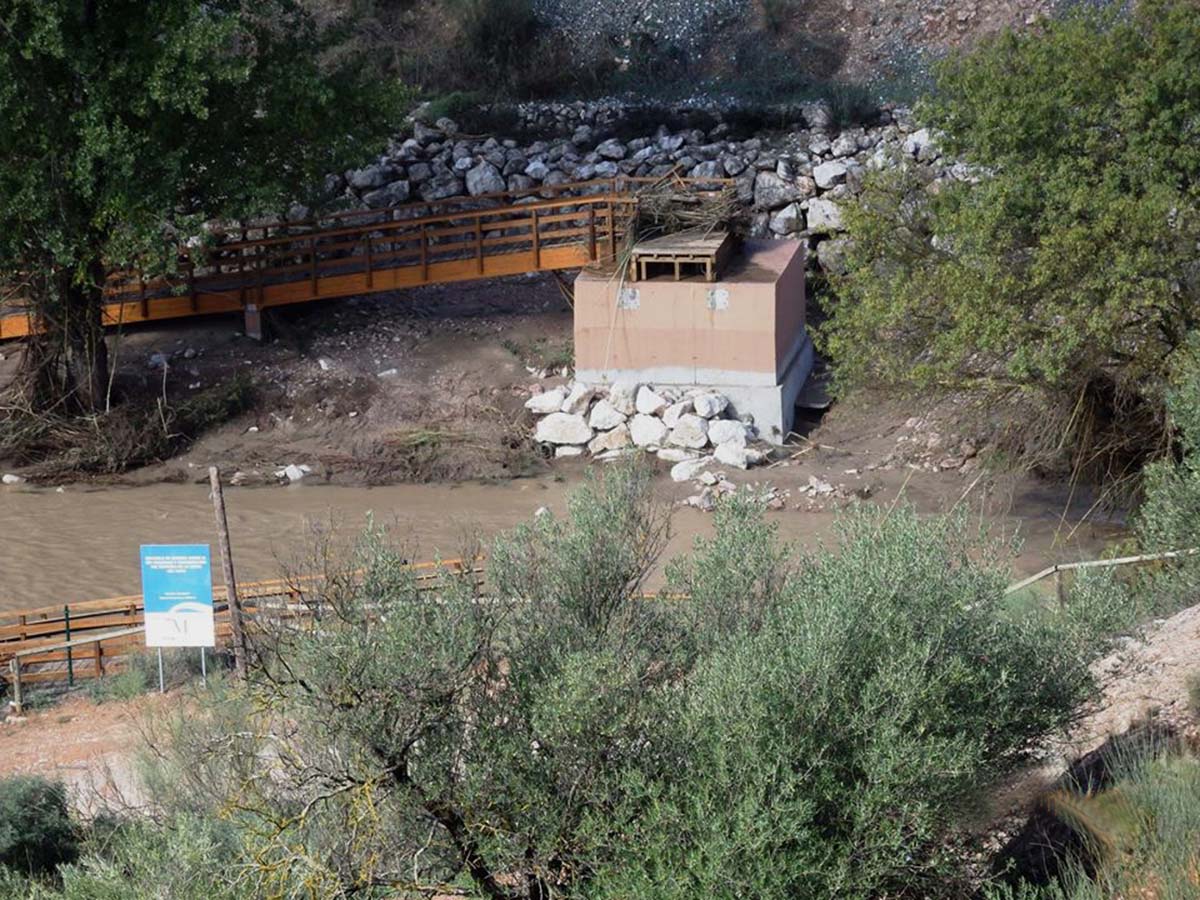 El nuevo puente de la Cueva del Gato se lo ha llevado la crecida de agua del Guadiaro, Fotos Ángel Martínez García.