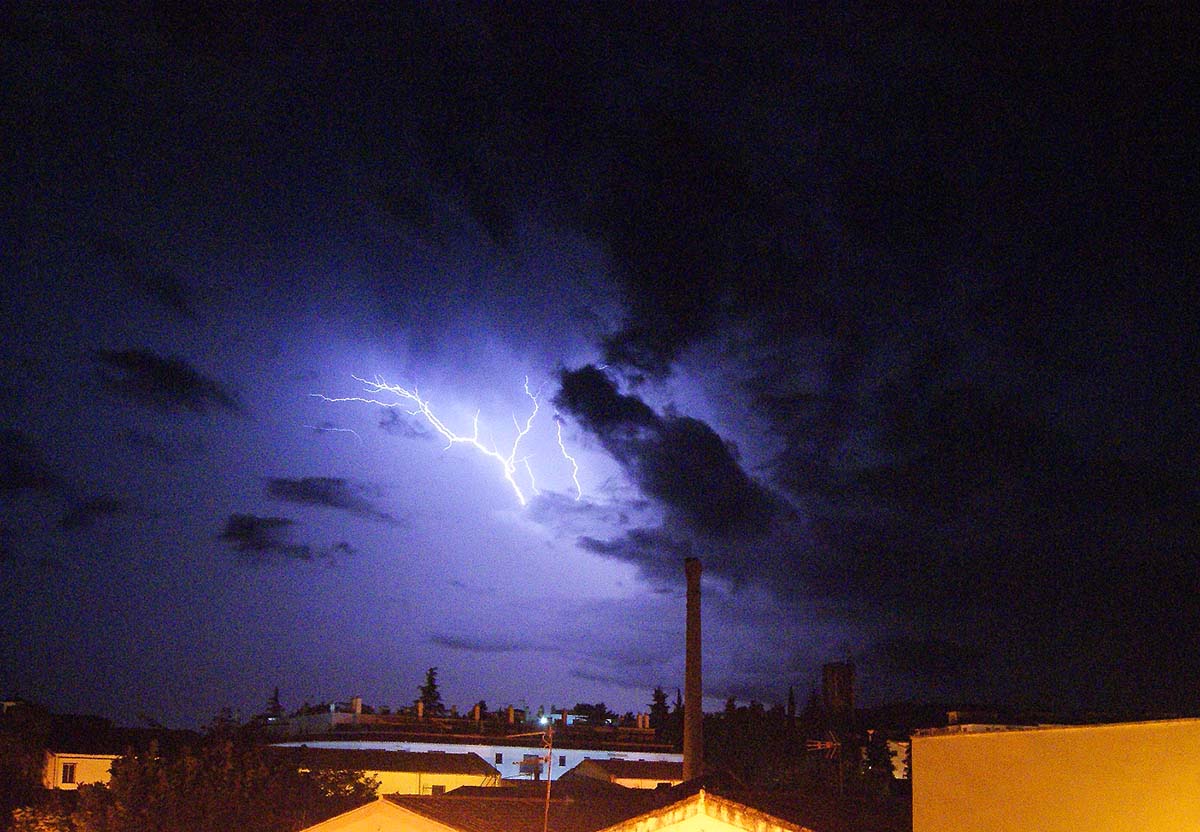 Imagen de los relámpagos en la Serranía tomada desde la barriada de la UVA. Foto Antonio Bravo.
