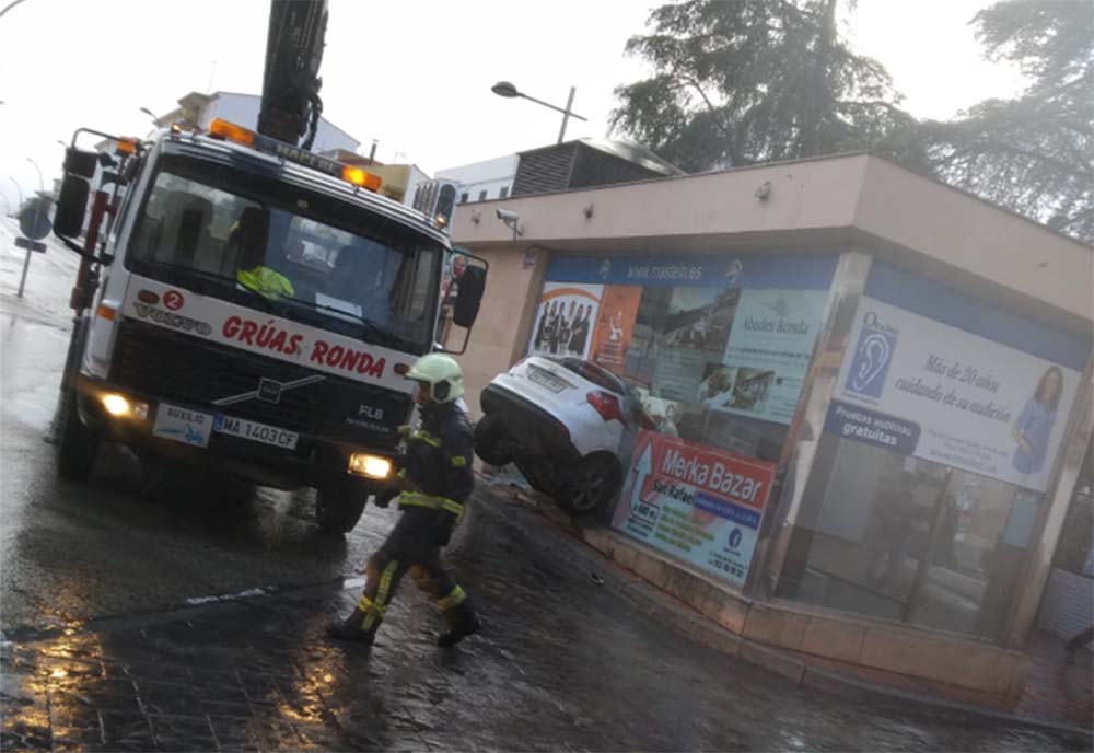 El turismo ha quedado empotrado en la marquesina del aparcamiento.