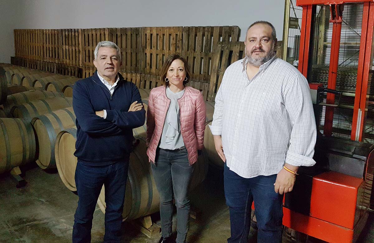 La parlamentaria Patricia Navarro en una bodega de la provincia de Málaga.