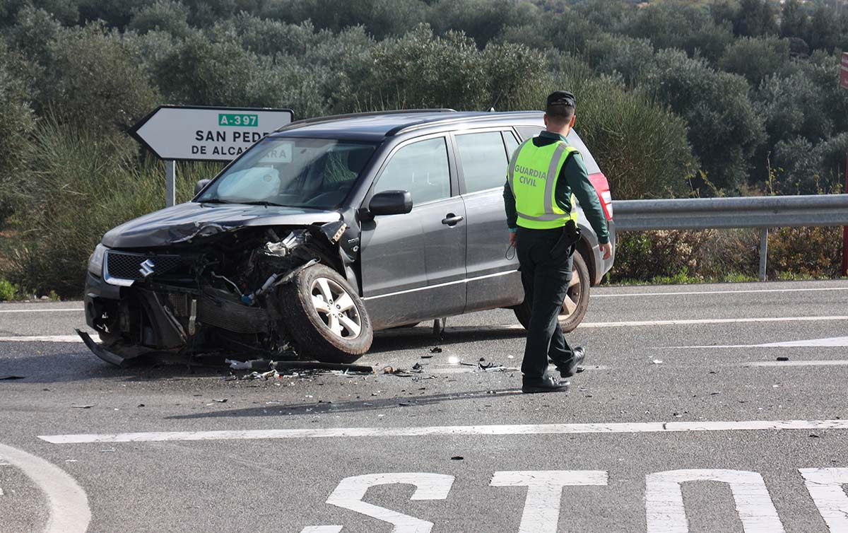 Tres personas resultan heridas en una colisión entre dos vehículos en la carretera de circunvalación